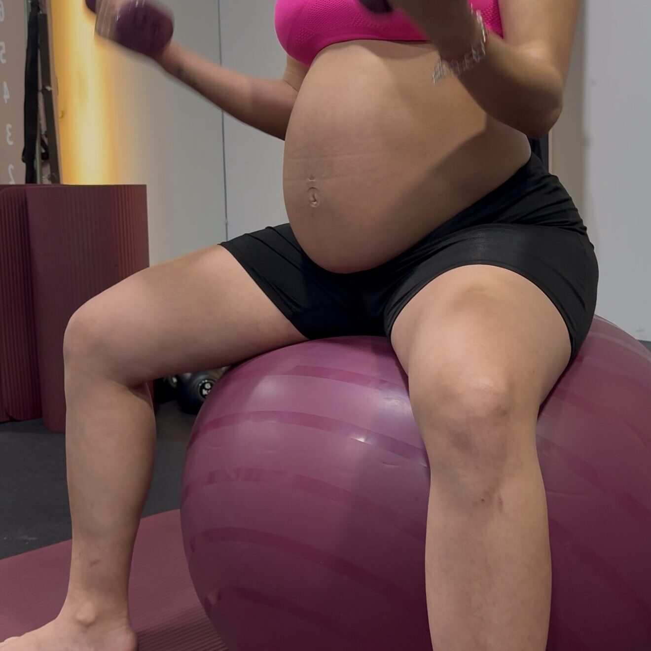 Lovital Fisioterapia - Entrenamiento biceps embarazo Lovital Fisioterapia - Servicios, Entrenamiento de biceps para mujeres embarazadas.